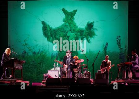 Porto, Portugal. 24 août 2024. Les Waterboys se produisent sur scène le 4ème jour du festival de musique de Vilar de Mouros qui s’est tenu du 21 au 24 août 2024 dans le nord du Portugal. (Photo de Diogo Baptista/SOPA images/SIPA USA) crédit : SIPA USA/Alamy Live News Banque D'Images