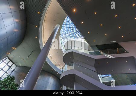 REYKJAVIK, ISLANDE, 06 JUILLET : Musée de la saga, architecture intérieure regardant dans le dôme de verre du toit le 06 juillet 2013 à Reykjavik, Islande, EUR Banque D'Images