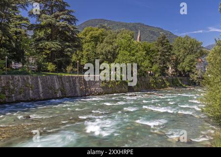 Promenade estivale sur la rivière passer à Merano, Tyrol du Sud Banque D'Images