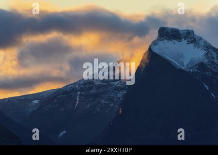 Ambiance légère du soir à la montagne Duolbagorni (Tuolpagorni) dans la vallée de Laddjuvagggi, Kebnekaisefjaell, Norrbotten, Laponie, Suède, septembre 2012, Europe Banque D'Images