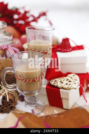 Noël encore la vie avec des décorations de Noël, des biscuits, des pommes, des cadeaux et du chocolat chaud blotti dans la neige fraîche Banque D'Images