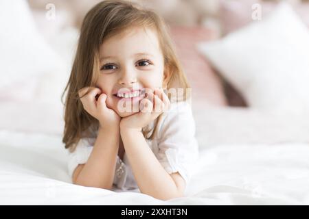 Portrait de la jolie fille un peu heureux sur fond blanc Banque D'Images