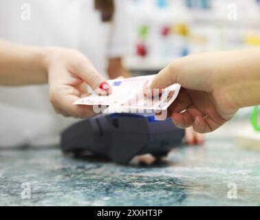 Close up sur le remboursement de la médecine à l'aide d'espèces à la pharmacie Banque D'Images