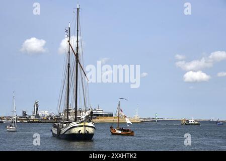 Den Helder, pays-Bas. 30 juin 2023. Une vieille barge à l'entrée du port de Den Helder pendant la voile 2023 Banque D'Images