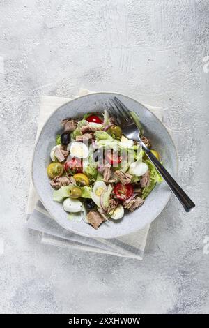 Salade de thon en conserve, salade de légumes avec œufs de caille, laitue, oignon rouge, tomates cerises, olives, keto nourriture, nourriture saine, fait maison, pas de gens Banque D'Images