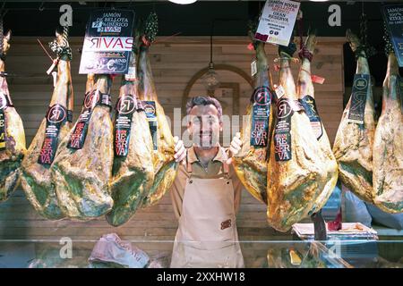 Homme castillan, 40 ans, entre jambons ibériques à vendre au Mercado Central, Salamanque, province de Salamanque, Castille-et-Léon, Espagne, Europe Banque D'Images