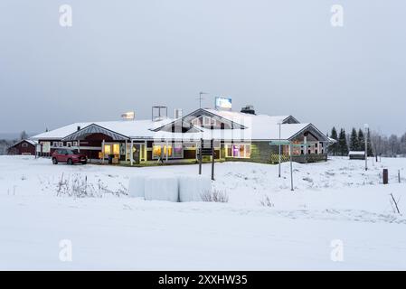 Zone de service autoroutier à Raattama, Laponie, Finlande, Europe Banque D'Images