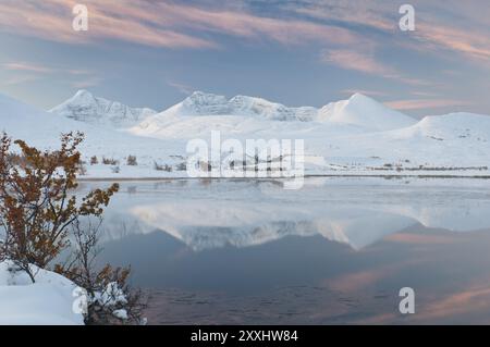 Les sommets Hoegronden, Midtronden et Digerronden se reflètent dans un lac dans la vallée de Doeralen, parc national de Rondane, Oppland Fylke, Norvège, Septemb Banque D'Images