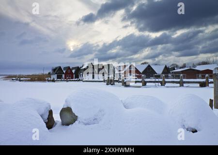 Boathouses sur le Bodden en hiver Banque D'Images