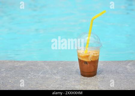 Café glacé de la piscine de plein air sur verre Banque D'Images