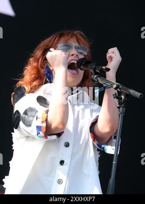 Southsea, Royaume-Uni. 24 août 2024. La chanteuse, compositrice et musicienne irlandaise Ciara Mary-Alice Thompson, connue professionnellement sous le nom de CMAT, se produit en direct sur scène au Victorious Festival. Crédit : SOPA images Limited/Alamy Live News Banque D'Images