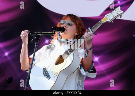 Southsea, Royaume-Uni. 24 août 2024. La chanteuse, compositrice et musicienne irlandaise Ciara Mary-Alice Thompson, connue professionnellement sous le nom de CMAT, se produit en direct sur scène au Victorious Festival. Crédit : SOPA images Limited/Alamy Live News Banque D'Images