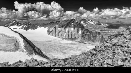 Vue sur le glacier Suottasj à NIAC, Suottasjtjahkka et le massif Akka, le parc national de Sarek, le patrimoine mondial de Laponie, Norrbotten, Laponie, Suède Banque D'Images