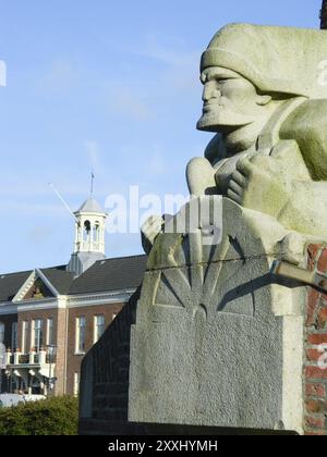 Den Helder, pays-Bas. Juin 2021. La statue de Dorus Rijkers devant la mairie de Den Helder Banque D'Images