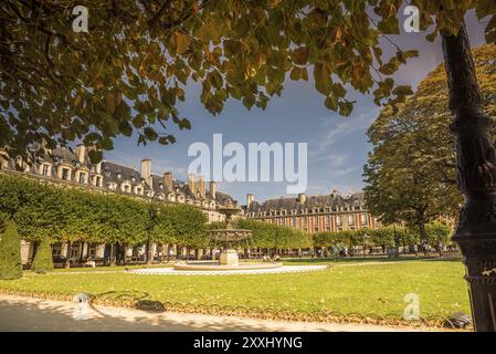 Paris, France. Août 2022. La place de Vosges est l'une des plus belles places de Paris Banque D'Images