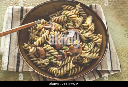 Pâtes fusilli, en sauce crémeuse aux champignons, pâtes aux champignons, maison, pas de gens Banque D'Images