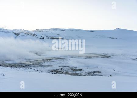 Fumerolles à vapeur au parc géothermique de Hverir en hiver, près du lac Myvatn, Islande, Europe Banque D'Images