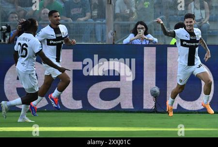 Parme. 25 août 2024. Dennis Man (R) de Parme célèbre son but lors d'un match de football de Serie A entre Parme et AC Milan à Parme, Italie, le 24 août 2024. Crédit : Xinhua/Alamy Live News Banque D'Images