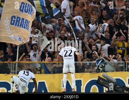 Parme. 25 août 2024. Matteo Cancellieri de Parme (R) célèbre son but lors d'un match de football de Serie A entre Parme et AC Milan à Parme, Italie, le 24 août 2024. Crédit : Xinhua/Alamy Live News Banque D'Images