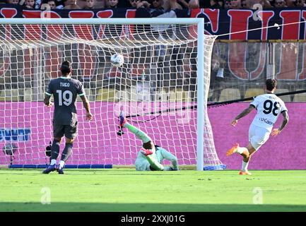 Parme. 25 août 2024. Dennis Man (R) de Parme marque lors d'un match de football de Serie A entre Parme et AC Milan à Parme, Italie, le 24 août 2024. Crédit : Xinhua/Alamy Live News Banque D'Images