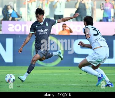 Parme. 25 août 2024. Alessandro Circati (R) de Parme affronte Tijjani Reijnders d'AC Milan lors d'un match de Serie A entre Parme et AC Milan à Parme, Italie, le 24 août 2024. Crédit : Xinhua/Alamy Live News Banque D'Images