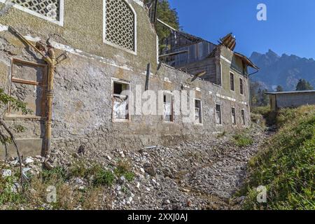 Lieu perdu, ruine, bâtiment abandonné à Braies, Tyrol du Sud Banque D'Images