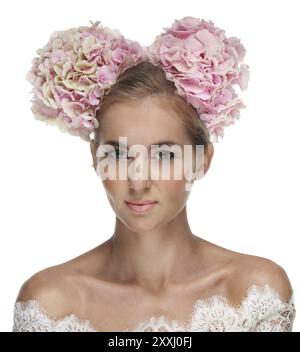 Portrait d'une belle fille blonde avec hortensia dans les cheveux Banque D'Images