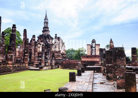 The Chedi de style Sukhothai bouddha debout et libre dans le parc historique de Sukhothai, Thaïlande Banque D'Images