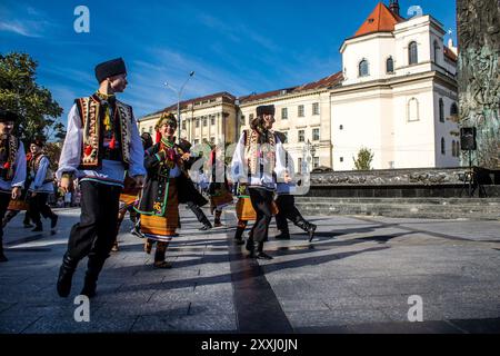 Lviv, Ukraine, 24 août 2024 Un groupe de danseurs vêtus de tenues traditionnelles ukrainiennes participent à un spectacle de musique et de danse au cen de la ville de Lviv Banque D'Images