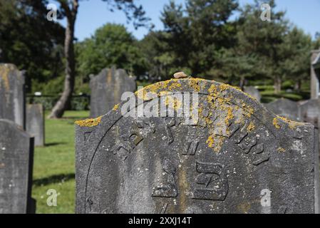 Den Helder, pays-Bas, juin 2022. Vieilles tombes juives délabrées au cimetière de Den Helder. Mise au point sélective Banque D'Images