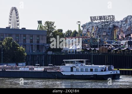 Cargo sur le canal Rhin-Herne devant le Cranger Kirmes, Herne, Rhénanie du Nord-Westphalie, Allemagne, Europe Banque D'Images