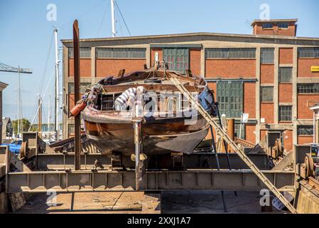 Den Helder, pays-Bas. 8 juillet 2021. Bateau à plat historique sur la cale du chantier naval de Willemsoord à Den Helder. Banque D'Images