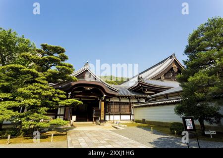 Belle structure en bois japonais, côté entrée de Temple Bouddhiste Chion-In et sentier en pierre durant la journée à Kyoto, au Japon. Copie espace horizontal Banque D'Images