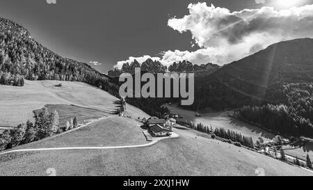 Ferme et prairies alpines, en arrière-plan les sommets du groupe Geisler, tir par drone, noir et blanc, Sankt Magdalena, Villnoesstal, Dolomites, Auto Banque D'Images