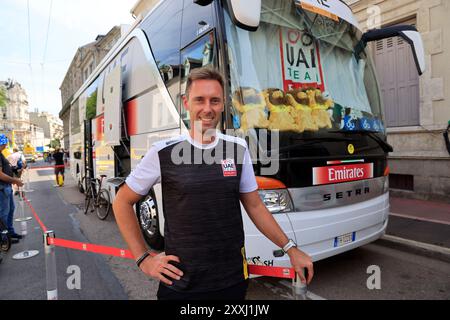 Le bus et pilote de Tadej Pogačar et son équipe des Émirats arabes Unis à l'arrivée de la 8ème étape du Tour de France à Limoges. Limog Banque D'Images