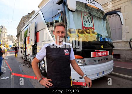 Le bus et pilote de Tadej Pogačar et son équipe des Émirats arabes Unis à l'arrivée de la 8ème étape du Tour de France à Limoges. Limog Banque D'Images