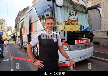 Le bus et pilote de Tadej Pogačar et son équipe des Émirats arabes Unis à l'arrivée de la 8ème étape du Tour de France à Limoges. Limog Banque D'Images