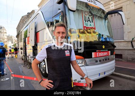 Le bus et pilote de Tadej Pogačar et son équipe des Émirats arabes Unis à l'arrivée de la 8ème étape du Tour de France à Limoges. Limog Banque D'Images