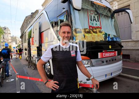 Le bus et pilote de Tadej Pogačar et son équipe des Émirats arabes Unis à l'arrivée de la 8ème étape du Tour de France à Limoges. Limog Banque D'Images