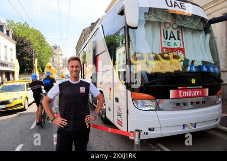 Le bus et pilote de Tadej Pogačar et son équipe des Émirats arabes Unis à l'arrivée de la 8ème étape du Tour de France à Limoges. Limog Banque D'Images