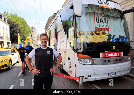 Le bus et pilote de Tadej Pogačar et son équipe des Émirats arabes Unis à l'arrivée de la 8ème étape du Tour de France à Limoges. Limog Banque D'Images