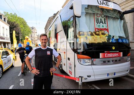 Le bus et pilote de Tadej Pogačar et son équipe des Émirats arabes Unis à l'arrivée de la 8ème étape du Tour de France à Limoges. Limog Banque D'Images