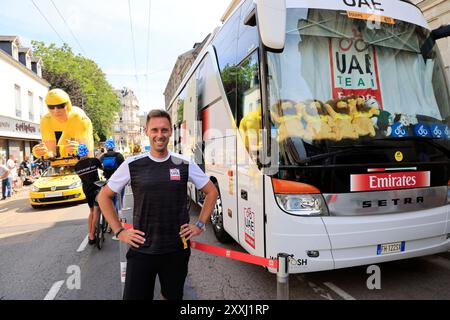 Le bus et pilote de Tadej Pogačar et son équipe des Émirats arabes Unis à l'arrivée de la 8ème étape du Tour de France à Limoges. Limog Banque D'Images