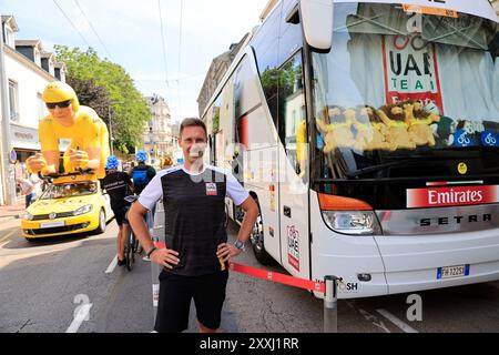 Le bus et pilote de Tadej Pogačar et son équipe des Émirats arabes Unis à l'arrivée de la 8ème étape du Tour de France à Limoges. Limog Banque D'Images