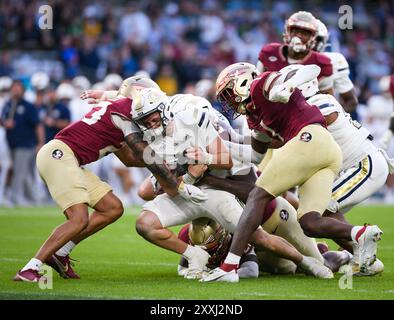 Dublin, Irlande. 24 août 2024. Le quarterback de Georgia Tech Haynes King est attaqué crédit : Don Soules/Alamy Live News Banque D'Images