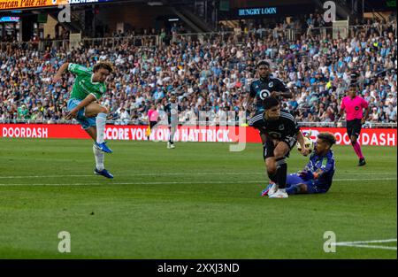 Paul, Minnesota, États-Unis. 24 août 2024. Gardien du Minnesota United DAYNE ST. CLAIR sauve un tir du joueur des Seattle Sounders PEDRO DE LA VEGA. Ce match de soccer MLS a eu lieu le 24 août entre les Minnesota United et Seattle Sounders à Allianz Field à Paul Minnesota. Les Seattle Sounders ont ensuite gagné par un score de 3-2. (Crédit image : © Michael Turner/ZUMA Press Wire) USAGE ÉDITORIAL SEULEMENT! Non destiné à UN USAGE commercial ! Crédit : ZUMA Press, Inc/Alamy Live News Banque D'Images