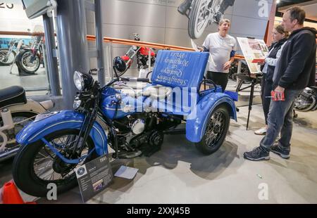 Vancouver, Canada. 24 août 2024. Les gens jettent un coup d’œil à une moto à trois roues Harley-Davidson servi-car 1941 lors du 13e événement annuel Vintage Motorcycle Show and Shine à Vancouver, Colombie-Britannique, Canada, le 24 août 2024. Crédit : Liang Sen/Xinhua/Alamy Live News Banque D'Images