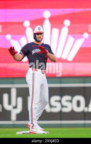 Minneapolis, Minnesota, États-Unis. 24 août 2024. MATT WALLNER (38) célèbre un double lors d'un match MLB entre les Twins du Minnesota et les Louis Cardinals au Target Field. Les Twins ont gagné 6-0. (Crédit image : © Steven Garcia/ZUMA Press Wire) USAGE ÉDITORIAL SEULEMENT! Non destiné à UN USAGE commercial ! Crédit : ZUMA Press, Inc/Alamy Live News Banque D'Images