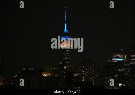 New York, États-Unis. 24 août 2024. Pour célébrer les 33 ans d'indépendance de l'Ukraine, l'Empire State Building est illuminé dans les couleurs nationales de bleu et jaune, New York, NY, 24 août 2024. (Photo par Anthony Behar/Sipa USA) crédit : Sipa USA/Alamy Live News Banque D'Images