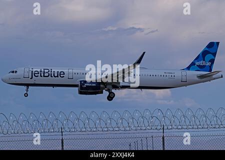Harry Reid Airport, 8-10-24 Las Vegas, NV USA JetBlue Airways Airbus A321 N968JT en finale pour 26L à l'aéroport international Harry Reid Banque D'Images